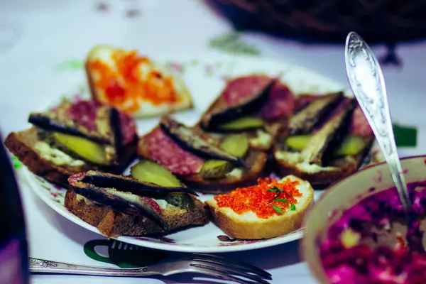 Coberto Com Comida Deliciosa Mesa Russa Festiva Ano Novo — Fotografia de Stock