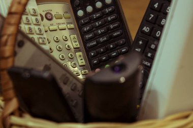 Sepetteki ses ve video ekipmanları için elle kumanda