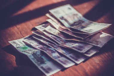 Kağıt paralar masaya Rus rublesi.