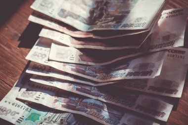 Kağıt paralar masaya Rus rublesi.