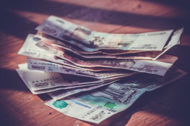 Kağıt paralar masaya Rus rublesi.