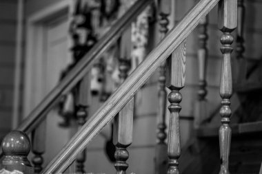 Kır evindeki ahşap kaplamalı eski merdiven.