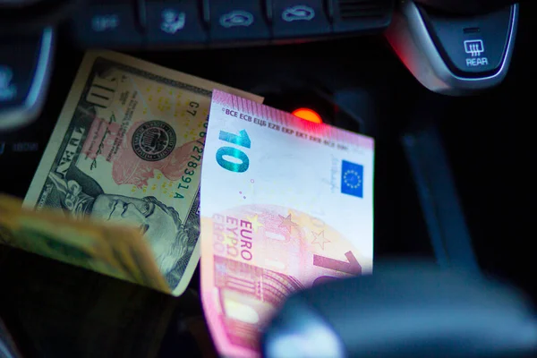 Kağıt, arabanın içindeki dolar ve avroyu destekler.