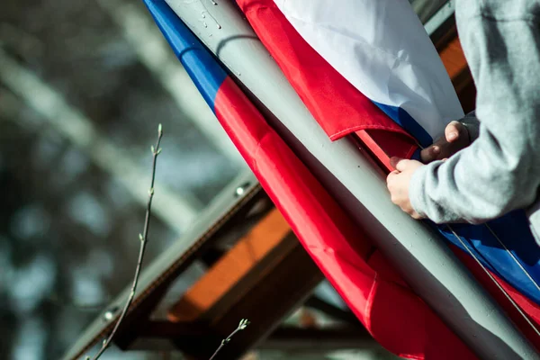 Barnens Hand Ett Litet Barn Och Den Ryska Tricolor — Stockfoto