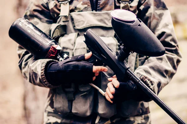 Une Arme Paintball Sportive Dans Main Jeune Garçon — Photo