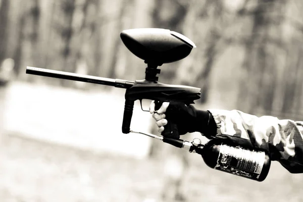 Une Arme Paintball Sportive Dans Main Jeune Garçon — Photo