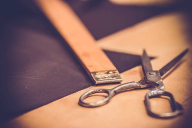 Kumaş kesme aletleri metre cetvel ve makas