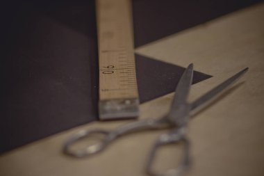 Kumaş kesme aletleri metre cetvel ve makas