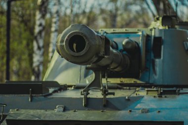 Güçlü zırhlı araç, haki renkli demir askeri araçların izini sürdü.