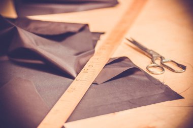 Kumaş kesme aletleri metre cetvel ve makas