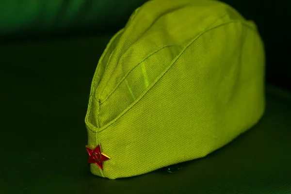 前苏联军队头戴绿色士兵帽 — 图库照片