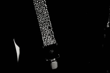 Askı tokası ve siyah pantolon üzerindeki yapay elmaslar.