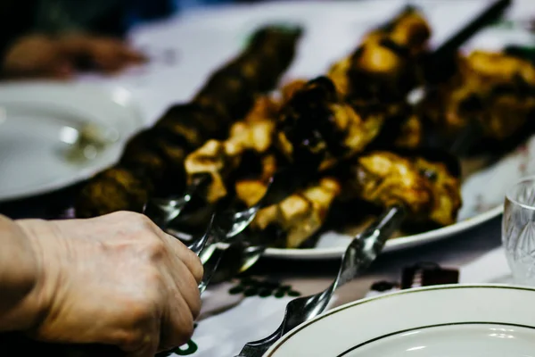 Frango Frito Aromático Shish Kebab Espetos Ferro Mesa Festiva — Fotografia de Stock