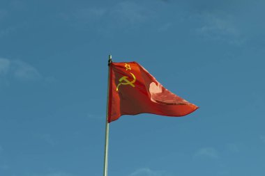 SSCB 'nin kırmızı bayrağı çekiç ve orakla rüzgarda dalgalanıyor.