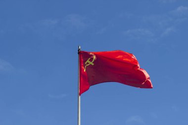 SSCB 'nin kırmızı bayrağı çekiç ve orakla rüzgarda dalgalanıyor.