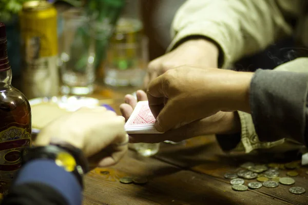 Las Manos Los Jugadores Cartas Profesionales Dinero Juego — Foto de Stock