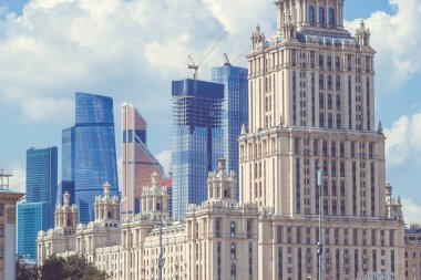 Moskova 'nın büyük metropolündeki yüksek modern gökdelenler.