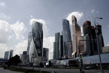 Moskova 'nın büyük metropolündeki yüksek modern gökdelenler.