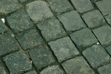 Eski kasabadaki döküntülerden yapılmış eski taş kaldırımlar.