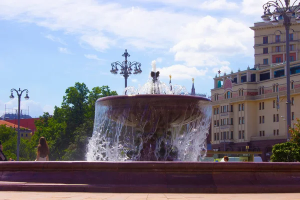 市内広場の水と美しい騒々しい噴水 — ストック写真