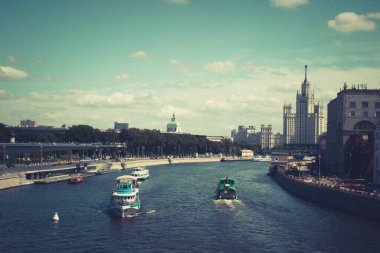 Güneşli bir günde büyük bir metropolde pitoresk bir nehir ve köprüler.