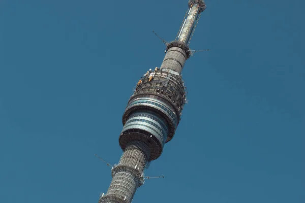 Υψηλός Τηλεοπτικός Πύργος Μια Τεράστια Μεγαλούπολη Στη Μόσχα — Φωτογραφία Αρχείου