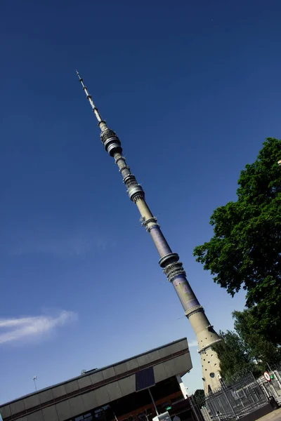 Υψηλός Τηλεοπτικός Πύργος Μια Τεράστια Μεγαλούπολη Στη Μόσχα — Φωτογραφία Αρχείου
