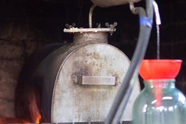 Rus ulusal alkollü içecek üretimi için kaçak içki damıtıcısı