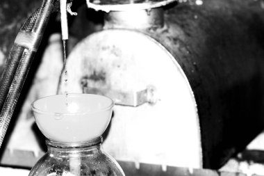 Rus ulusal alkollü içecek üretimi için kaçak içki damıtıcısı