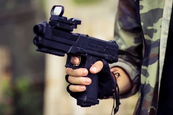 Jovem Soldado Num Uniforme Camuflagem Militar Com Marcador Para Jogar — Fotografia de Stock