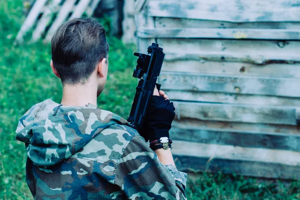 Jovem Soldado Num Uniforme Camuflagem Militar Com Marcador Para Jogar — Fotografia de Stock
