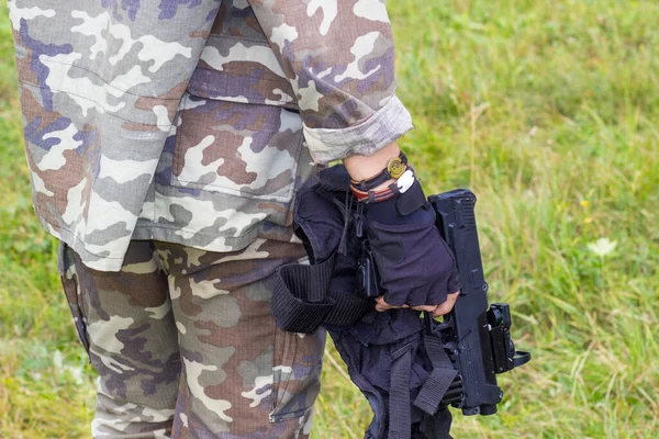 Ung Soldat Militärkamouflage Uniform Med Markör För Att Spela Paintball — Stockfoto