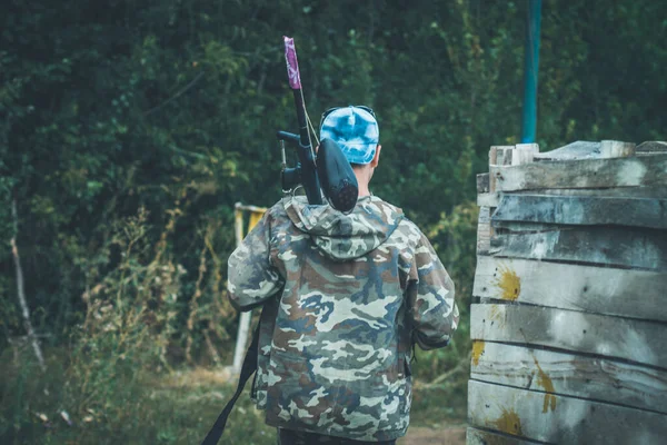 Jeune Soldat Uniforme Camouflage Militaire Avec Marqueur Pour Jouer Paintball — Photo
