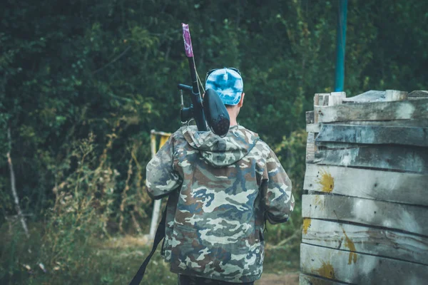 Молодий Солдат Військовій Камуфляжній Формі Маркером Гри Пейнтбол — стокове фото