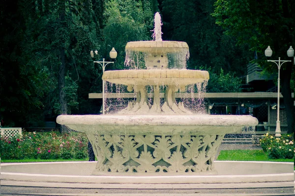 Una Pittoresca Fontana Con Acqua Parco Cittadino Estivo — Foto Stock
