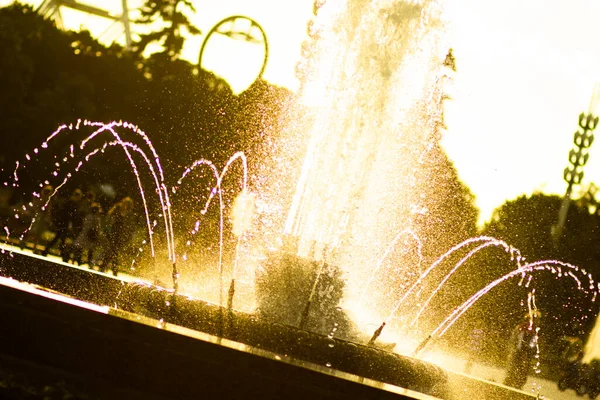 Une Belle Fontaine Pittoresque Avec Eau Dans Parc Ville Été — Photo