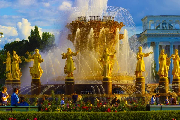 Une Belle Fontaine Pittoresque Avec Eau Dans Parc Ville Été — Photo