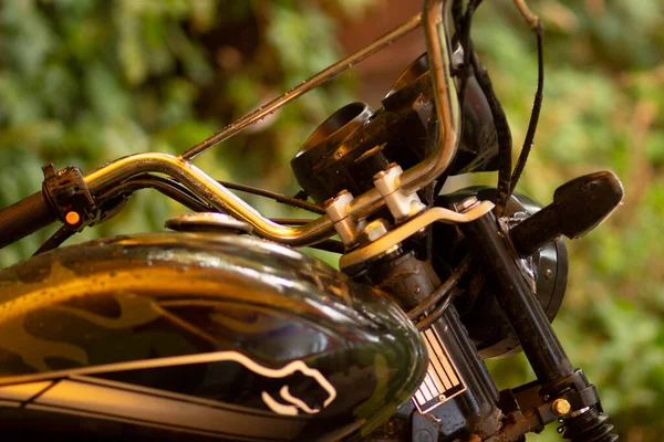 Das Lenkrad Eines Schnellen Modischen Khaki Motorrads — Stockfoto