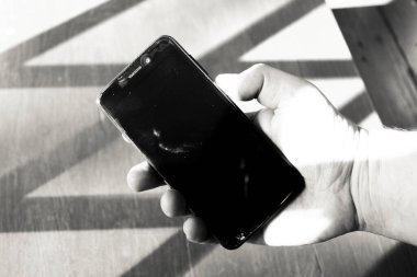 Elinde büyük bir ekran olan siyah bir cep telefonu.