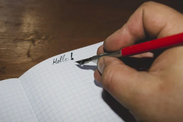 Una Pluma Roja Mano Hombre Escribiendo — Foto de Stock