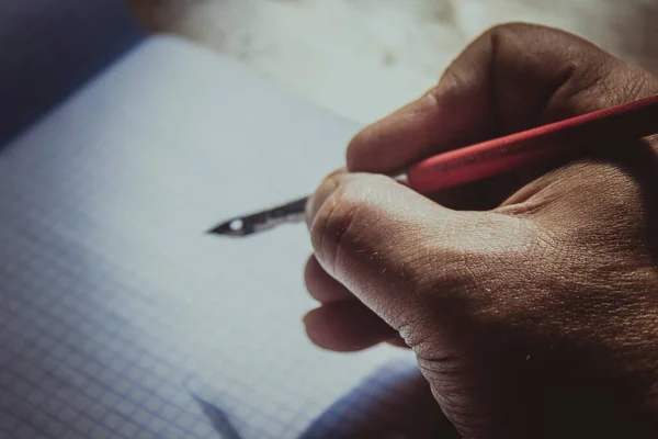 Stylo Plume Rouge Dans Main Homme Écrivant — Photo