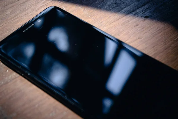 Telefon Mobil Negru Afișaj Mare Masă Din Lemn — Fotografie, imagine de stoc