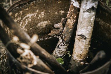 Demir su varilindeki eski tahta sopalar.