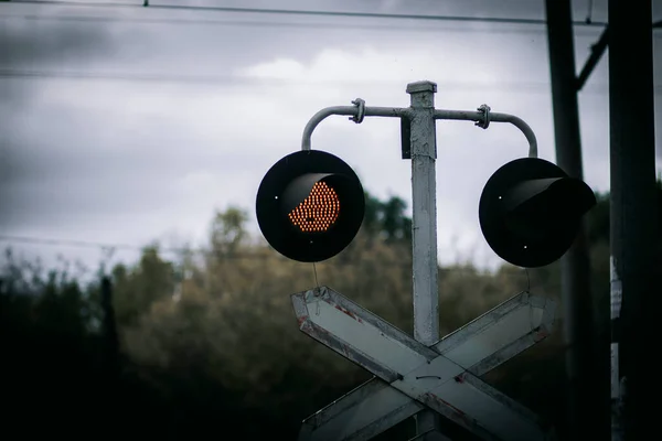 Een Rood Knipperend Verkeerslicht Een Verkeersbord Bij Een Spoorwegovergang — Stockfoto