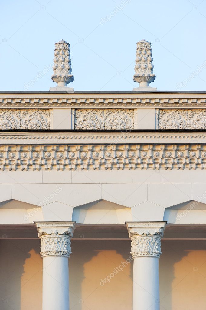 klassische architektonische gebäude fassade spalte und fassade im klassischen griechischen stil mit muster säule beige die alten gebäude weißen basrelief architektonische detail beleuchtet am klassische architektur stockfoto antonmatveev 93142680 klassische architektonische gebäude fassade spalte und fassade im klassischen griechischen stil mit muster säule beige die alten gebäude weißen basrelief architektonische detail beleuchtet am klassische architektur stockfoto antonmatveev 93142680