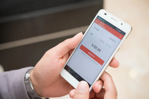 Wechat üzerinde mobil Çin yeni yılı için hazırlanıyor kırmızı cep genç adam