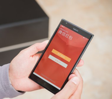 Wechat üzerinde mobil Çin yeni yılı için hazırlanıyor kırmızı cep genç adam