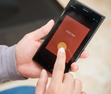 Wechat üzerinde mobil Çin yeni yılı için hazırlanıyor kırmızı cep genç adam