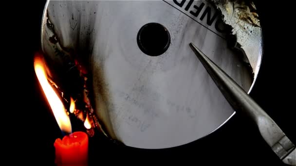 Brennen einer Compact Disc mit Kerze — Stockvideo