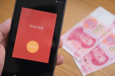 Zhongshan, Çin-Şubat 21, 2016: kırmızı bir cep cep Wechat üzerinde arka plan üzerinde ile Rmb Çin yeni yılı için gönderilmek üzere hazırdır. 8 Şubat 1 yıl maymun günüdür ve kırmızı cepler online alma gönderme Çin'de çok popüler.